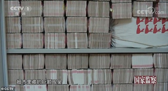 Video 3 tấn tiền mặt chất như núi trong nhà quan tham Trung Quốc - Ảnh 4.