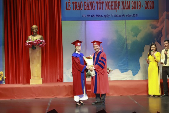 NSƯT Trịnh Kim Chi hạnh phúc khi nhận bằng tốt nghiệp đạo diễn điện ảnh truyền hình - Ảnh 1.