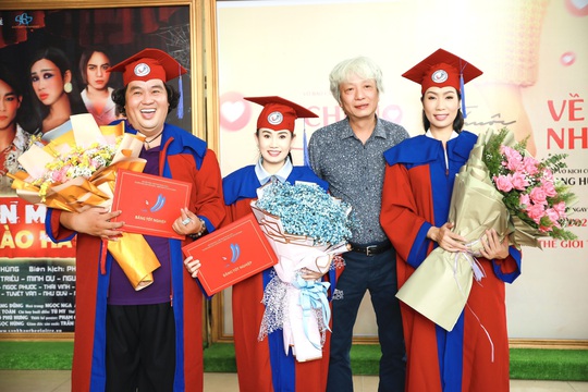 NSƯT Trịnh Kim Chi hạnh phúc khi nhận bằng tốt nghiệp đạo diễn điện ảnh truyền hình - Ảnh 2.