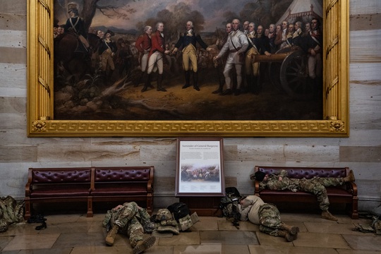 Vệ binh Quốc gia tại điện Capitol được trang bị vũ khí sát thương - Ảnh 2.