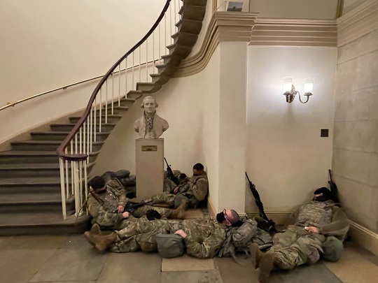 Vệ binh Quốc gia tại điện Capitol được trang bị vũ khí sát thương - Ảnh 3.