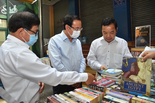 Bí thư Thành ủy TP HCM Nguyễn Văn Nên ấn tượng với Đường sách thành phố - Ảnh 3.
