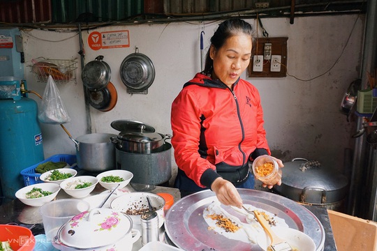 Lý do bánh cuốn Hà Giang chấm nước xương - Ảnh 2.