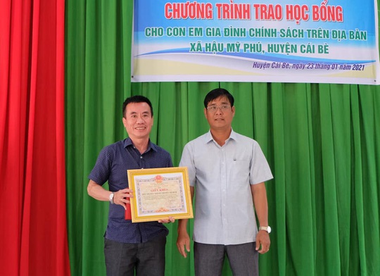 Hơn 200 suất học bổng được trao cho con em gia đình chính sách - Ảnh 1.
