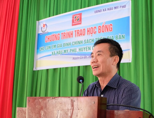 Hơn 200 suất học bổng được trao cho con em gia đình chính sách - Ảnh 2.