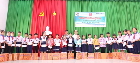 Hơn 200 suất học bổng được trao cho con em gia đình chính sách - Ảnh 4.