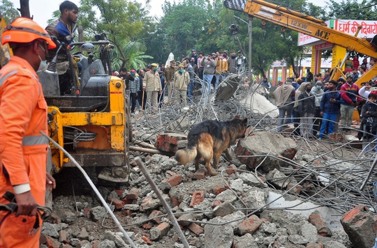 Ấn Độ: 23 người thiệt mạng vì sập mái nhà hỏa táng - Ảnh 2.