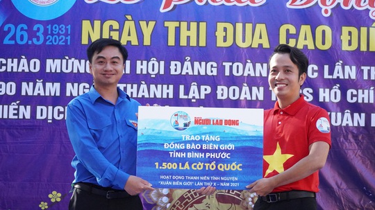 Trao tặng 2.500 lá cờ Tổ quốc tại 2 tỉnh Bình Thuận và Bình Phước - Ảnh 8.