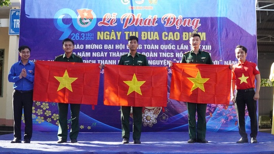 Trao tặng 2.500 lá cờ Tổ quốc tại 2 tỉnh Bình Thuận và Bình Phước - Ảnh 9.