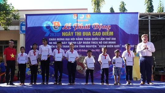 Trao tặng 2.500 lá cờ Tổ quốc tại 2 tỉnh Bình Thuận và Bình Phước - Ảnh 10.