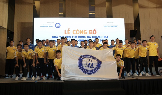 CLB Khánh Hòa nhận tài trợ 20 tỉ đồng trong ngày xuất quân - Ảnh 1.