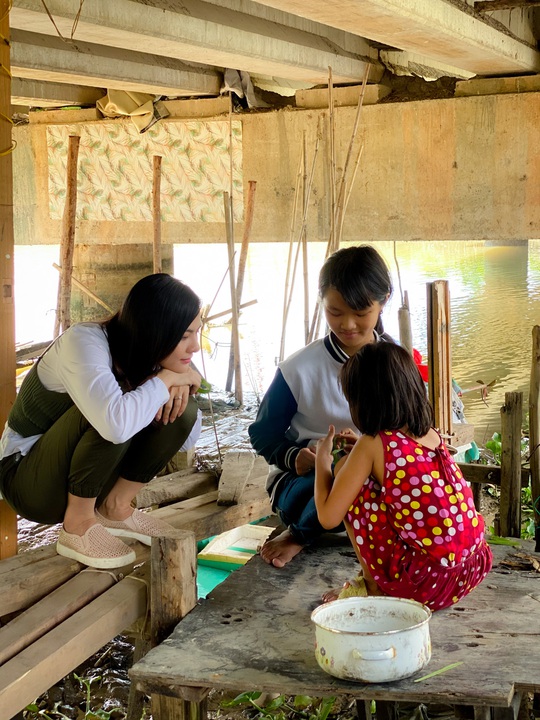 Clip: Vân Trang lang thang bán cá bóng hàng rong giúp đỡ gia đình chài lưới vô gia cư - Ảnh 7.