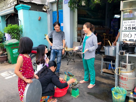 Clip: Vân Trang lang thang bán cá bóng hàng rong giúp đỡ gia đình chài lưới vô gia cư - Ảnh 4.