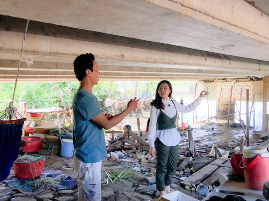 Clip: Vân Trang lang thang bán cá bóng hàng rong giúp đỡ gia đình chài lưới vô gia cư - Ảnh 3.