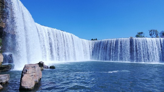 Vẻ đẹp của thác nước nhân tạo lớn nhất châu Á - Ảnh 2.