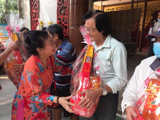 NSƯT Trịnh Kim Chi xúc động trao quà tết cho nghệ sĩ nghèo - Ảnh 2.