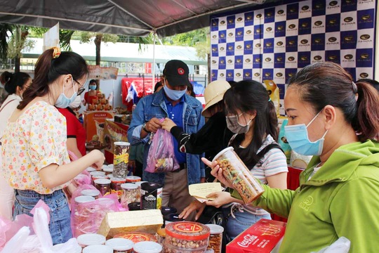 Hàng ngàn công nhân tham dự Phiên chợ nghĩa tình - Ảnh 1.