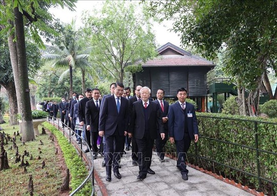 Tổng Bí thư, Chủ tịch nước Nguyễn Phú Trọng dâng hương tưởng niệm Chủ tịch Hồ Chí Minh - Ảnh 3.