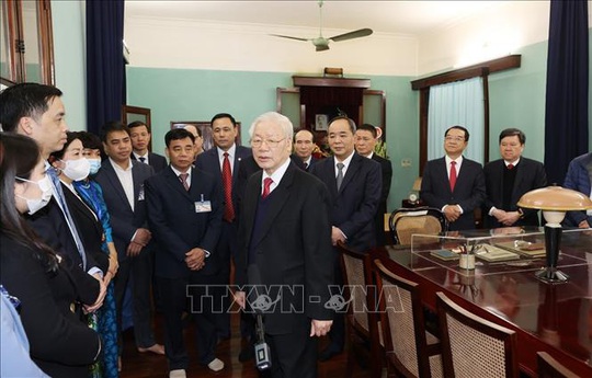 Tổng Bí thư, Chủ tịch nước Nguyễn Phú Trọng dâng hương tưởng niệm Chủ tịch Hồ Chí Minh - Ảnh 4.