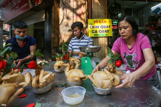 Người Hà Nội chen nhau mua gà ngậm hoa hồng cúng giao thừa - Ảnh 7.