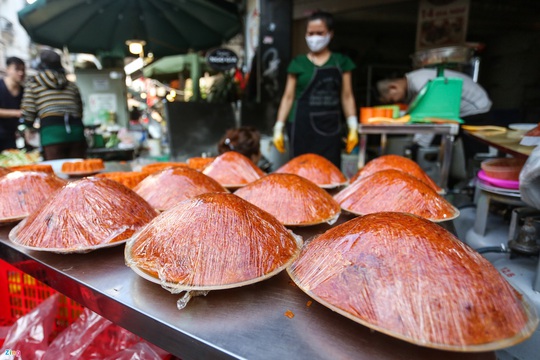 Người Hà Nội chen nhau mua gà ngậm hoa hồng cúng giao thừa - Ảnh 9.