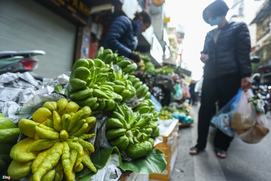 Người Hà Nội chen nhau mua gà ngậm hoa hồng cúng giao thừa - Ảnh 10.