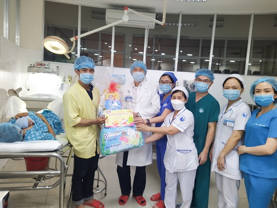 Đúng giao thừa, 5 em bé cùng cất tiếng khóc chào đời tại TP HCM - Ảnh 8.