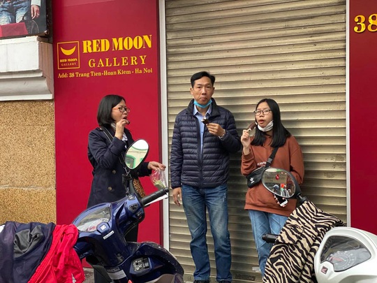 Không về quê hay đi du lịch, người Hà Nội kiên nhẫn xếp hàng ăn kem Tràng Tiền đầu xuân - Ảnh 12.