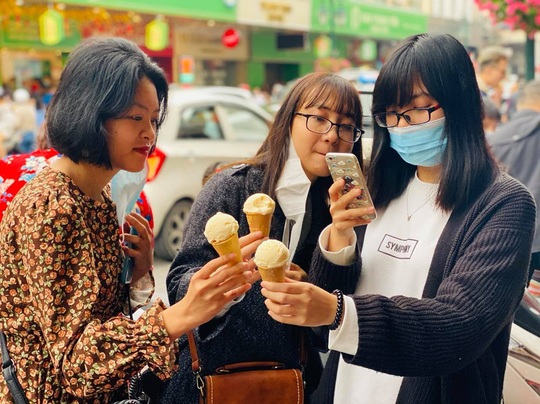 Không về quê hay đi du lịch, người Hà Nội kiên nhẫn xếp hàng ăn kem Tràng Tiền đầu xuân - Ảnh 8.