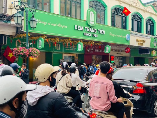 Không về quê hay đi du lịch, người Hà Nội kiên nhẫn xếp hàng ăn kem Tràng Tiền đầu xuân - Ảnh 2.