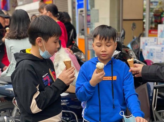Không về quê hay đi du lịch, người Hà Nội kiên nhẫn xếp hàng ăn kem Tràng Tiền đầu xuân - Ảnh 9.
