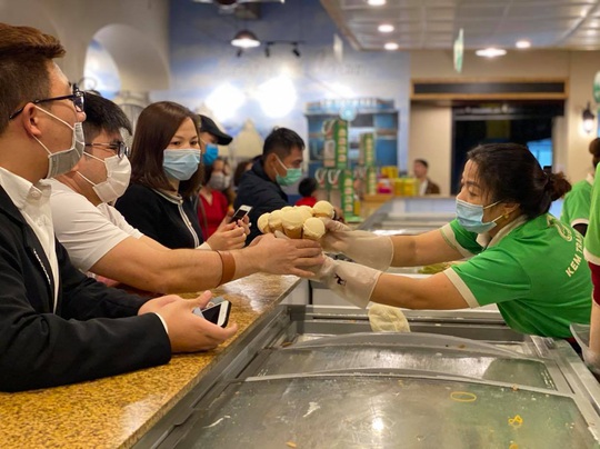 Không về quê hay đi du lịch, người Hà Nội kiên nhẫn xếp hàng ăn kem Tràng Tiền đầu xuân - Ảnh 4.