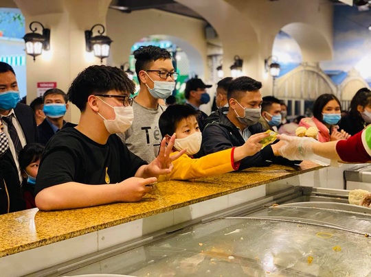 Không về quê hay đi du lịch, người Hà Nội kiên nhẫn xếp hàng ăn kem Tràng Tiền đầu xuân - Ảnh 6.
