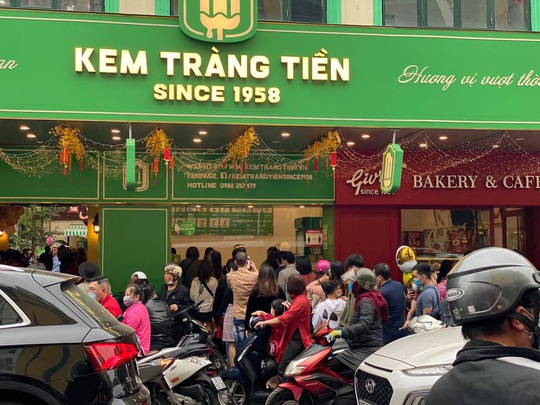 Không về quê hay đi du lịch, người Hà Nội kiên nhẫn xếp hàng ăn kem Tràng Tiền đầu xuân - Ảnh 3.