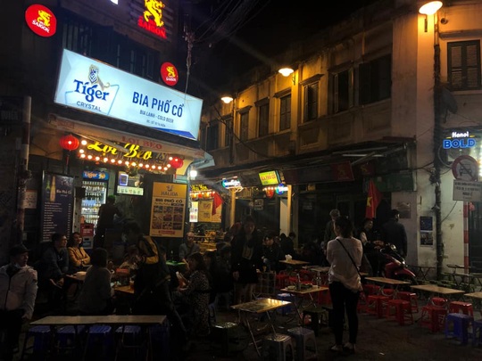 Không về quê hay đi du lịch, người Hà Nội kiên nhẫn xếp hàng ăn kem Tràng Tiền đầu xuân - Ảnh 13.