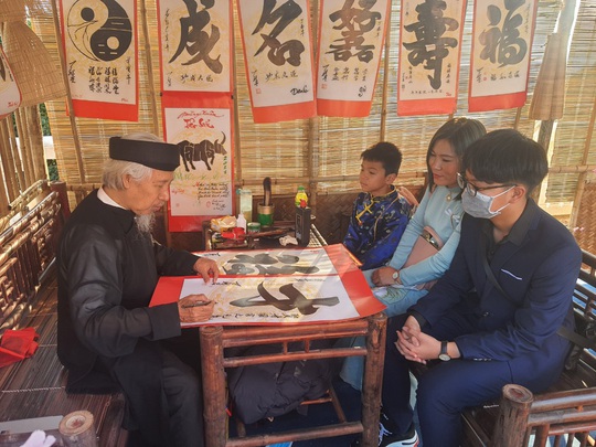 Nhà thư pháp nổi tiếng Lê Thiên Lý - người đã sáng tạo ra 2 lối viết thư pháp mới - Ảnh 1.
