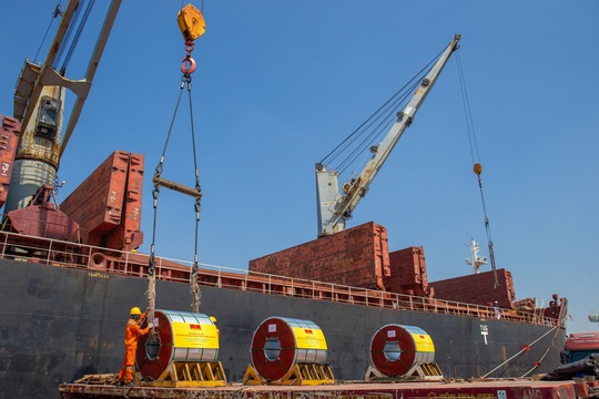 Tập đoàn Hoa Sen nhộn nhịp các hoạt động xuất khẩu xuyên Tết Tân Sửu 2021 - Ảnh 3.