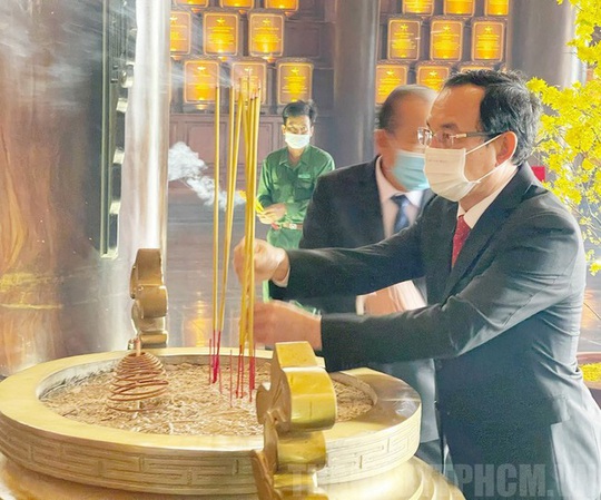 Bí thư Thành ủy Nguyễn Văn Nên dâng hương nhân ngày họp mặt truyền thống cách mạng - Ảnh 1.