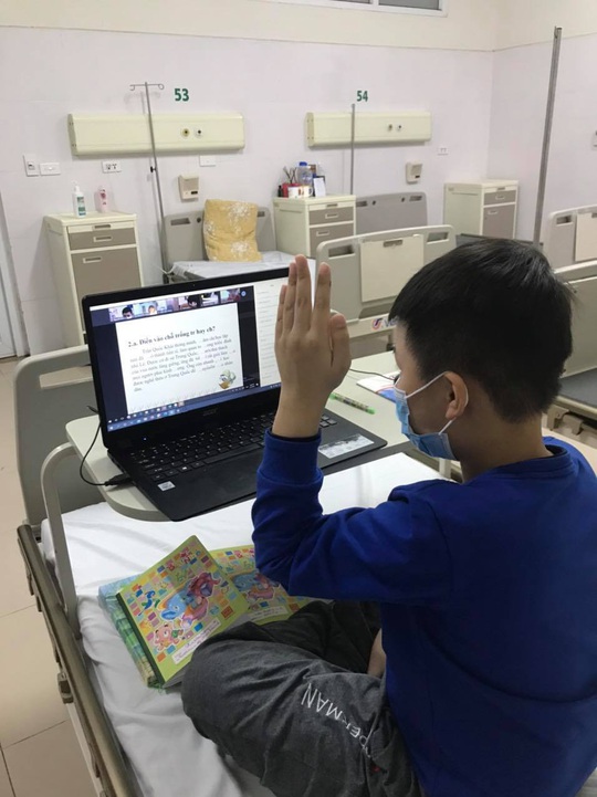 Bệnh nhân F0 cũng tham gia học trực tuyến - Ảnh 1.