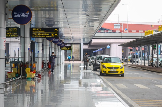 Cao điểm Tết Tân Sửu 2021, sân bay Nội Bài vẫn vắng hoe - Ảnh 1.