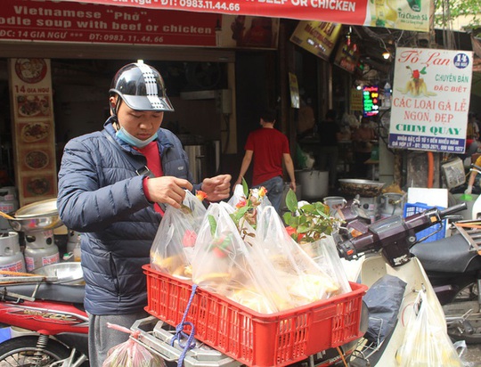 Gà ngậm hoa hồng đắt khách tại chợ nhà giàu Hà Nội ngày Rằm tháng Giêng - Ảnh 10.