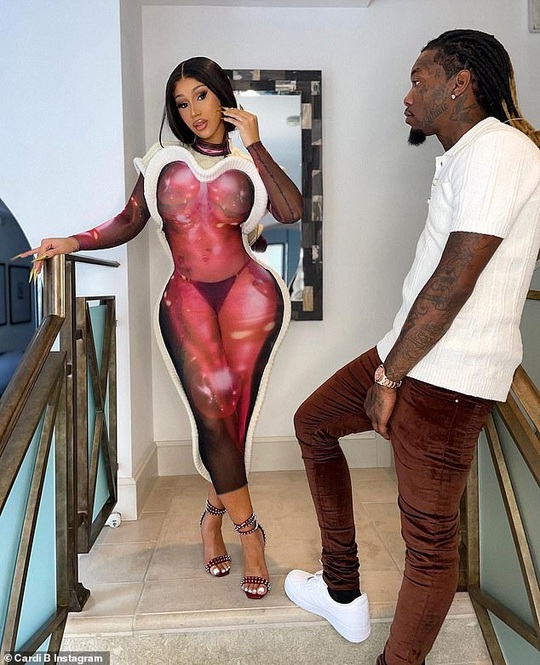 Nữ rapper Cardi B gây sốt khi “mặc như không” - Ảnh 4.