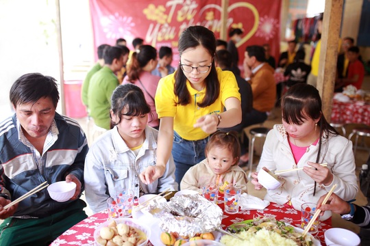 Nam A Bank mang Tết ấm đến bà con vùng lũ tại Trà Leng và Rào Trăng - Ảnh 4.