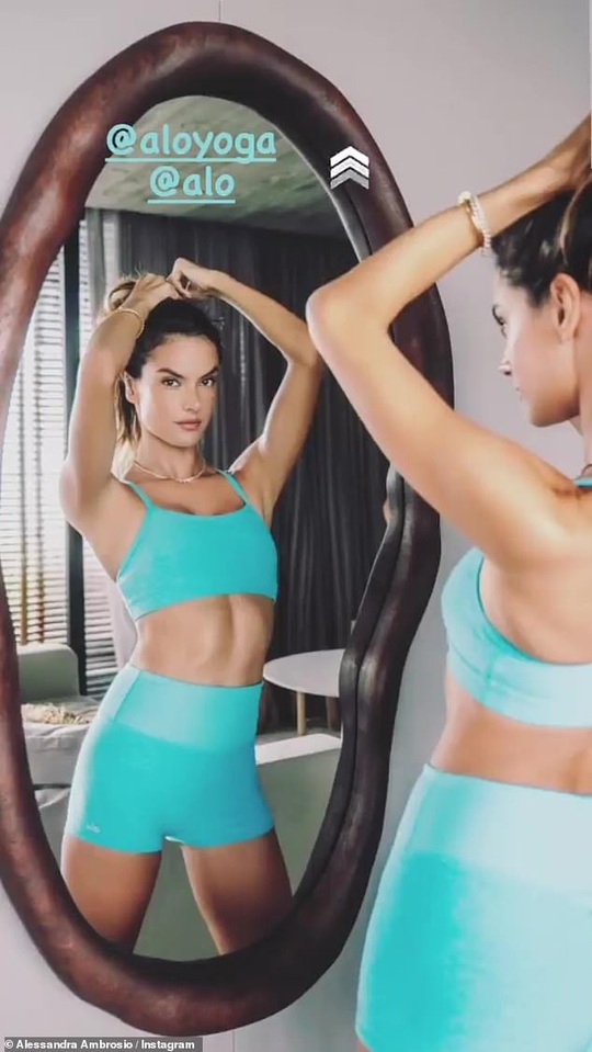 Siêu mẫu Alessandra Ambrosio mặc đồ yoga khoe dáng - Ảnh 4.