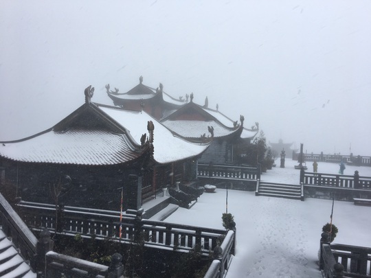 CLIP: Cảnh tuyệt đẹp trên đỉnh Fansipan khi mưa tuyết rơi dày - Ảnh 3.