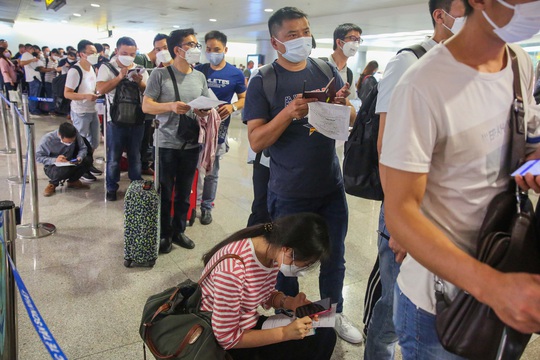 Cục Hàng không chỉ thị cấp bách sau khi phát hiện nhân viên sân bay Tân Sơn Nhất nhiễm Covid-19 - Ảnh 1.
