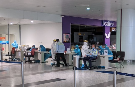10.000 nhân viên sân bay Nội Bài lấy mẫu xét nghiệm Covid-19 - Ảnh 2.