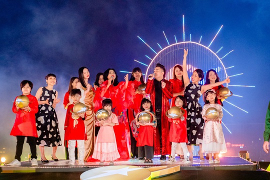 Các diva kết hợp cùng dàn nghệ sĩ nổi tiếng khuấy đảo sân khấu Kim Cương trên không  - Ảnh 1.