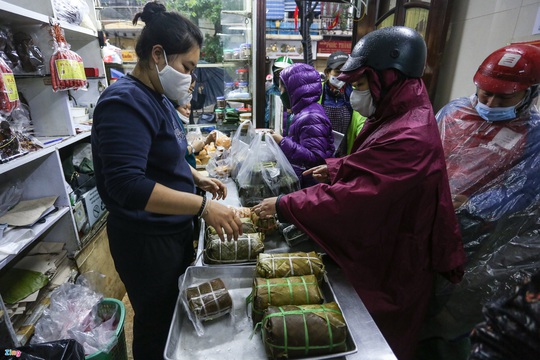 Người Hà Nội đội mưa xếp hàng mua giò chả, bánh chưng - Ảnh 4.