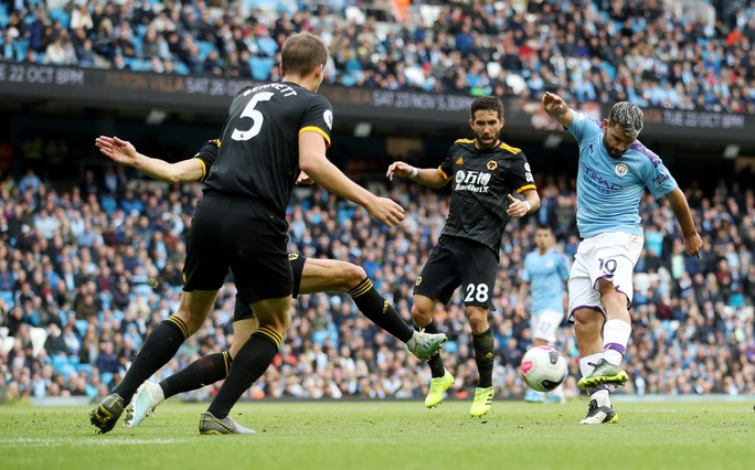 Thua sốc Wolves, Man City bị Liverpool bỏ xa đến 8 điểm - Ảnh 1. Thua sốc Wolves, Man City bị Liverpool bỏ xa đến 8 điểm - Ảnh 1.